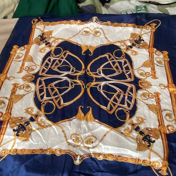 Beautiful Set of 3 Polyester Scarfs and 1 Silk Scarf. - Picture 10 of 16